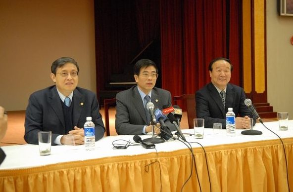 走在大使馆的文化走廊里