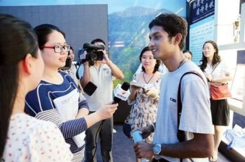 刘劲松大使接受了电视台关于中美贸易摩擦和新疆问题的专访